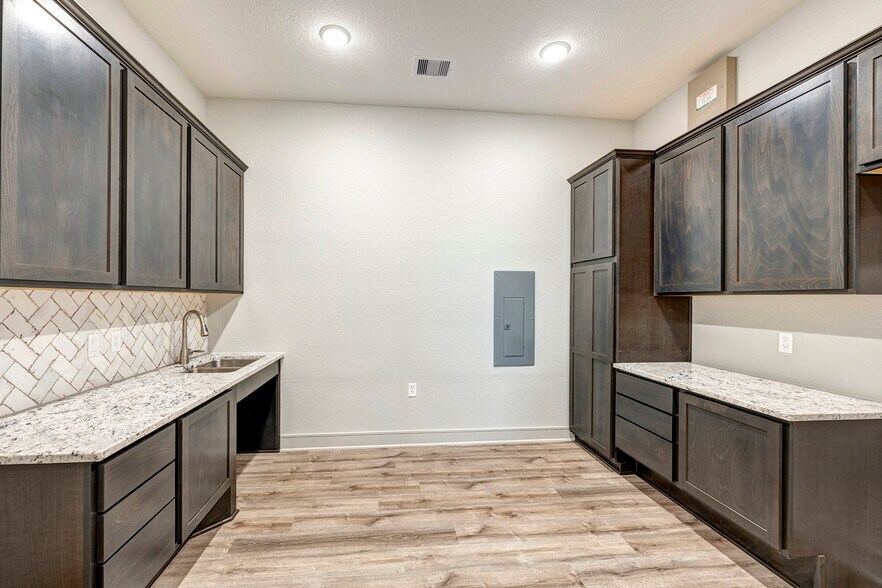 More Photos Of 10242 Greenhouse Rd, Cypress Office For Lease