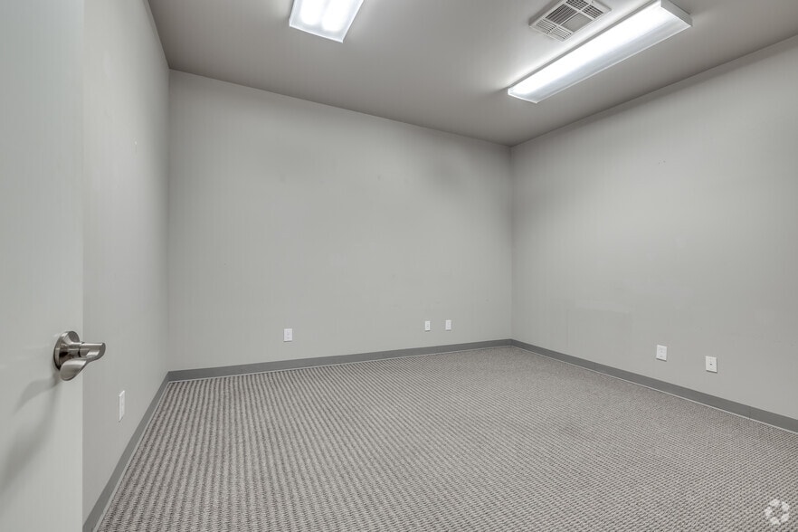 More Photos Of 12133 S Yukon Ave, Glenpool Office For Sale