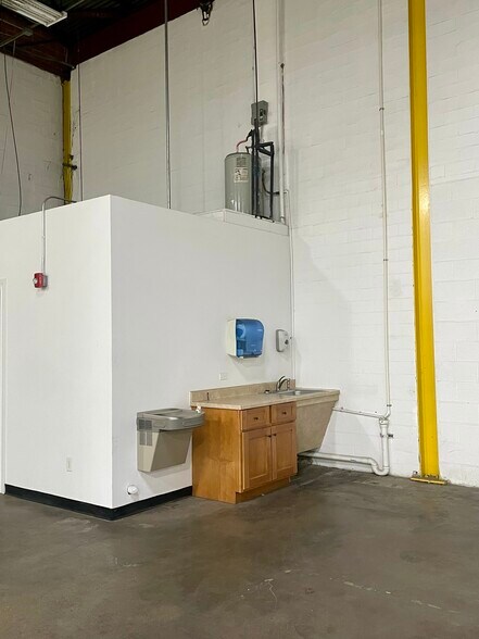 More Photos Of 30 Essex St, San Antonio Warehouse For Lease