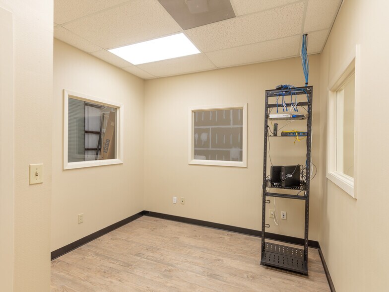 More Photos Of 220 Barren Springs Dr, Houston Warehouse For Lease