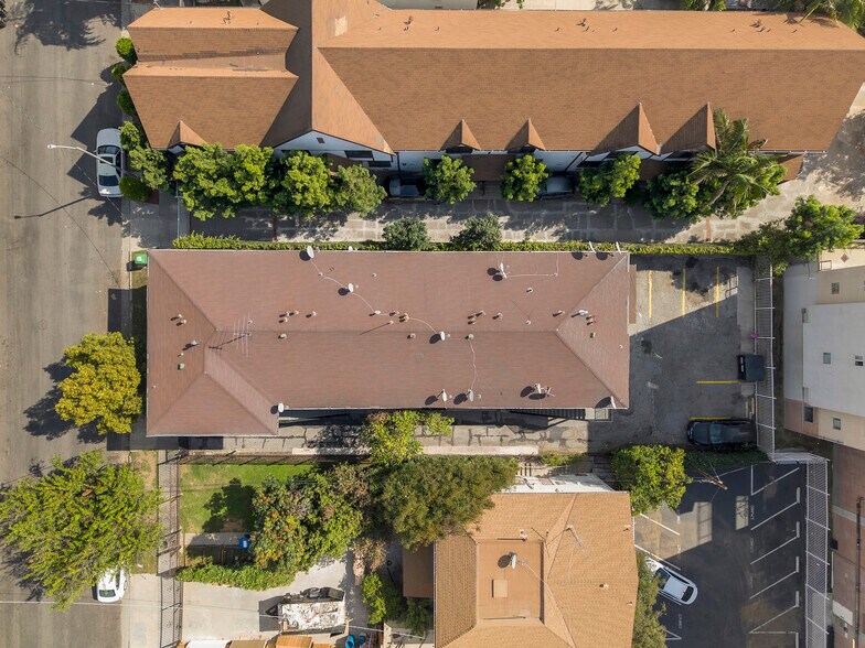 More Photos Of 5440 Harold Way, Los Angeles Apartments For Sale