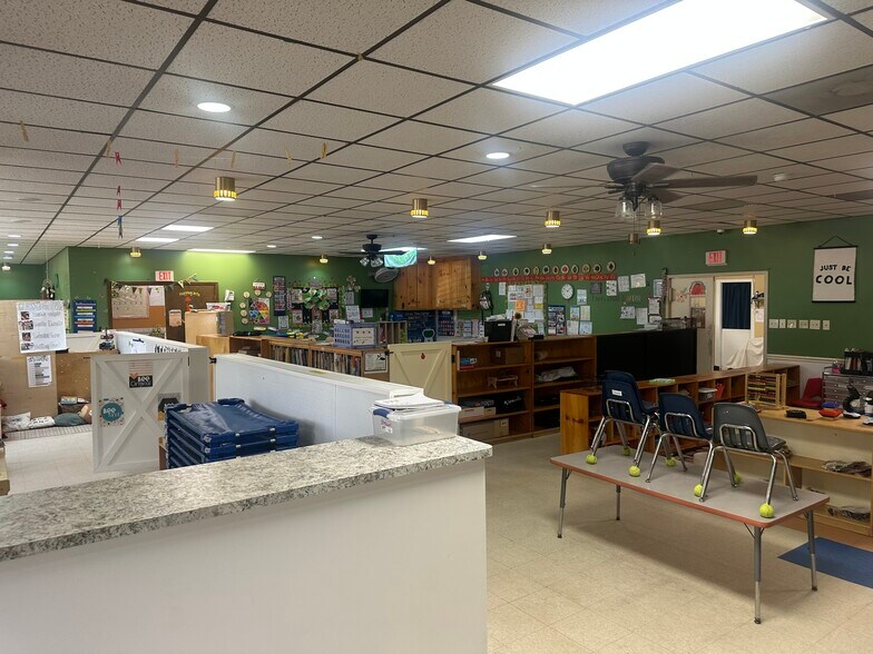 More Photos Of 115 W Concord Dr, Clarksville Flex For Sale