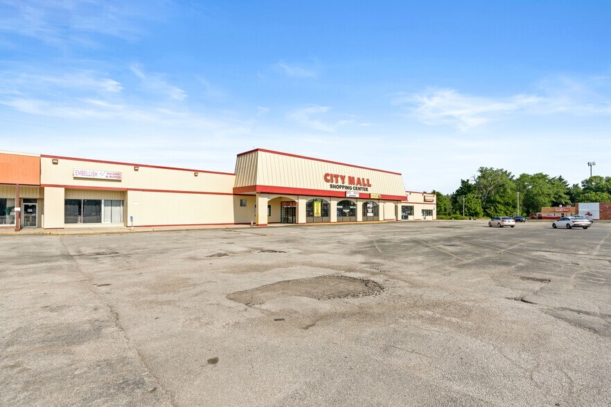 More Photos Of 5340-5364 Broadway, Merrillville Storefront For Sale