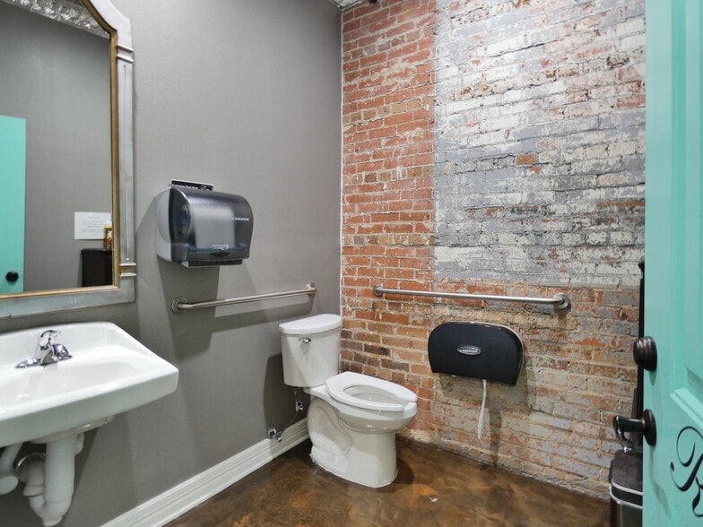 More Photos Of 1704 Avenue D, Rosenberg Specialty For Lease