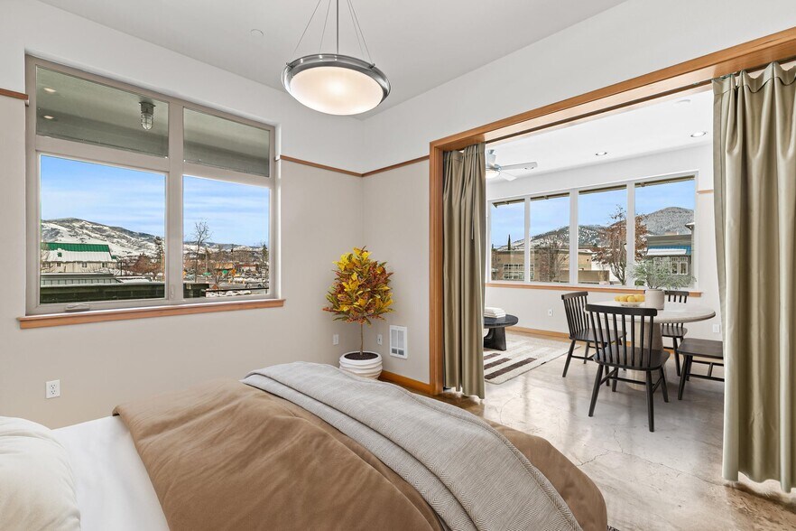 More Photos Of 2205 Ashland St, Ashland Storefront Retail Office For Sale