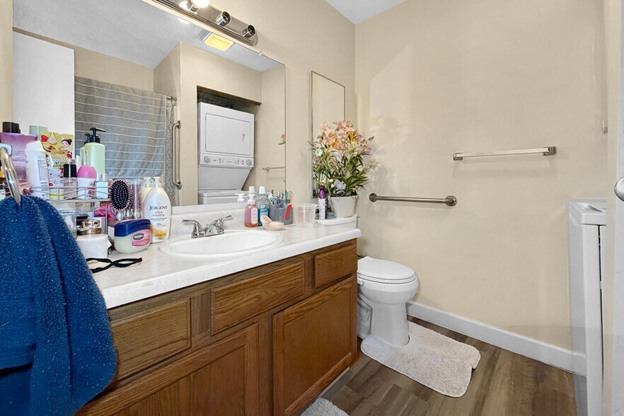 More Photos Of 2645 Newbury Cir, Burlington Apartments For Sale