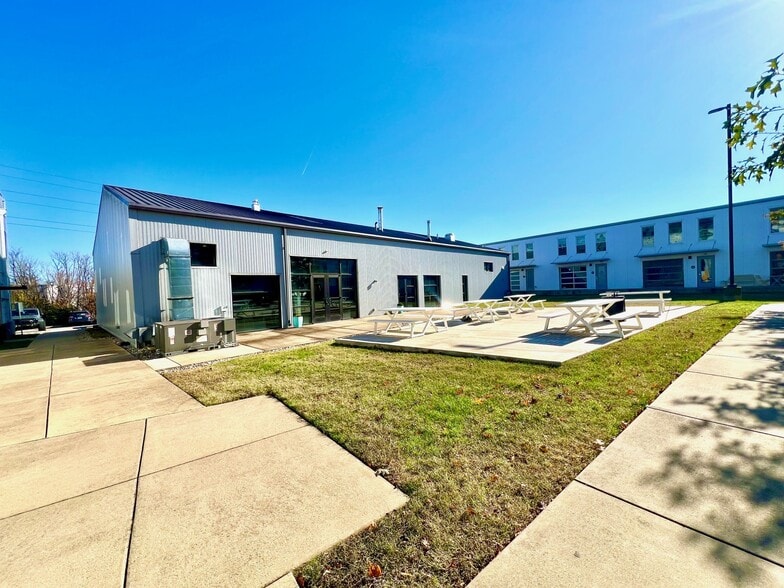 More Photos Of 372 Herron Dr, Nashville Showroom For Sale