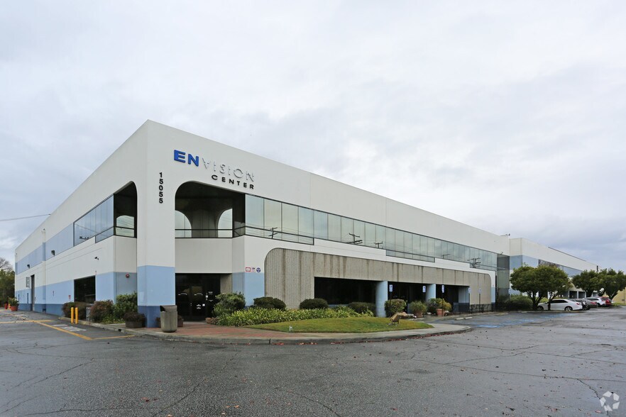 More Photos Of 15025-15055 Oxnard St, Van Nuys Warehouse For Lease