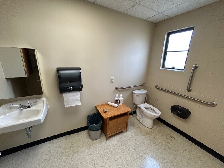 More Photos Of 101 Rathbone Rd, Marietta Flex For Sale