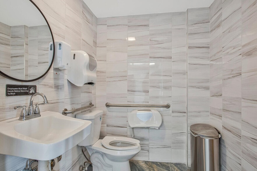 More Photos Of 81 Main St, Annapolis Restaurant For Sale