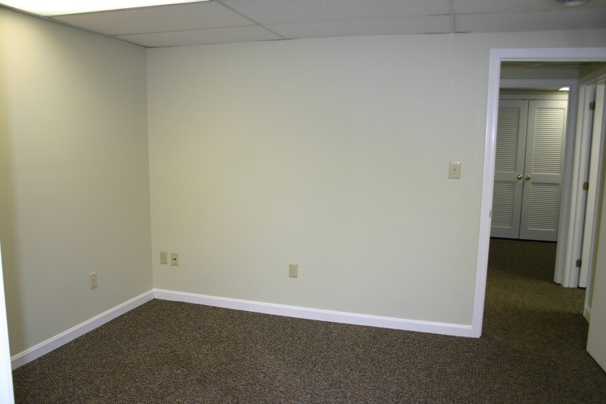 More Photos Of 12 Parmenter Rd, Londonderry Medical For Lease