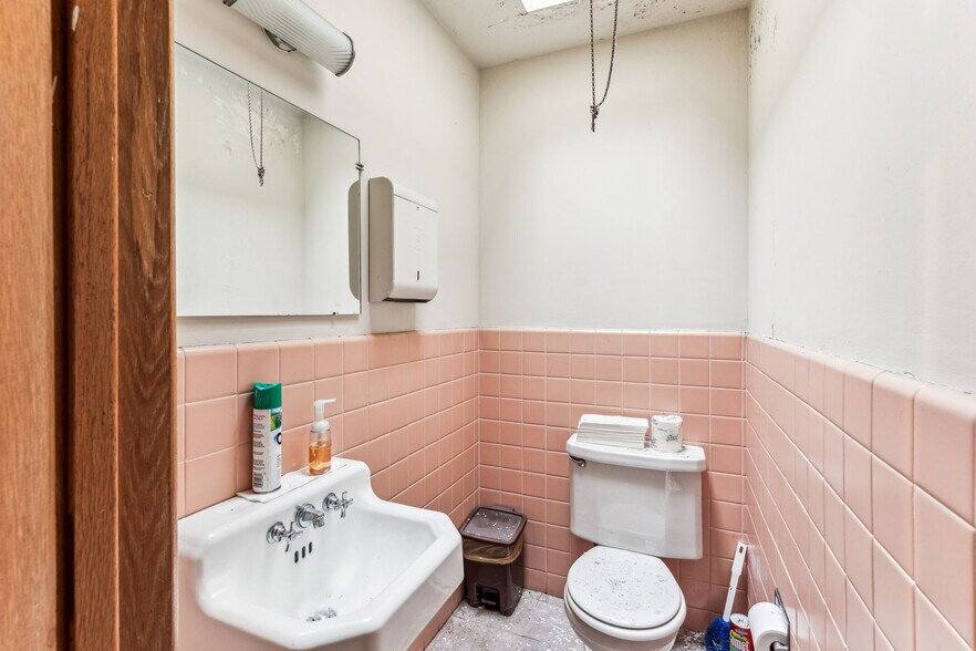 More Photos Of 1453 Edgmont Ave, Chester Office For Sale