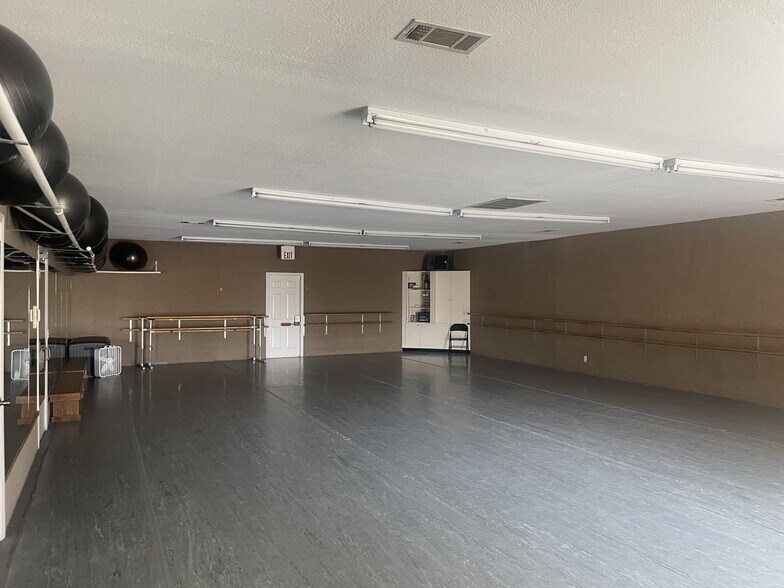 More Photos Of 1105 Walnut Dr, Ardmore General Retail For Sale