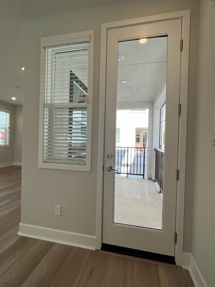 More Photos Of 3005 Cochran St, Simi Valley Specialty For Lease