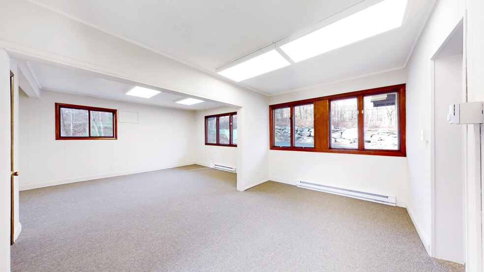 More Photos Of 220 Silver Lake Rd, Dingmans Ferry Office For Sale