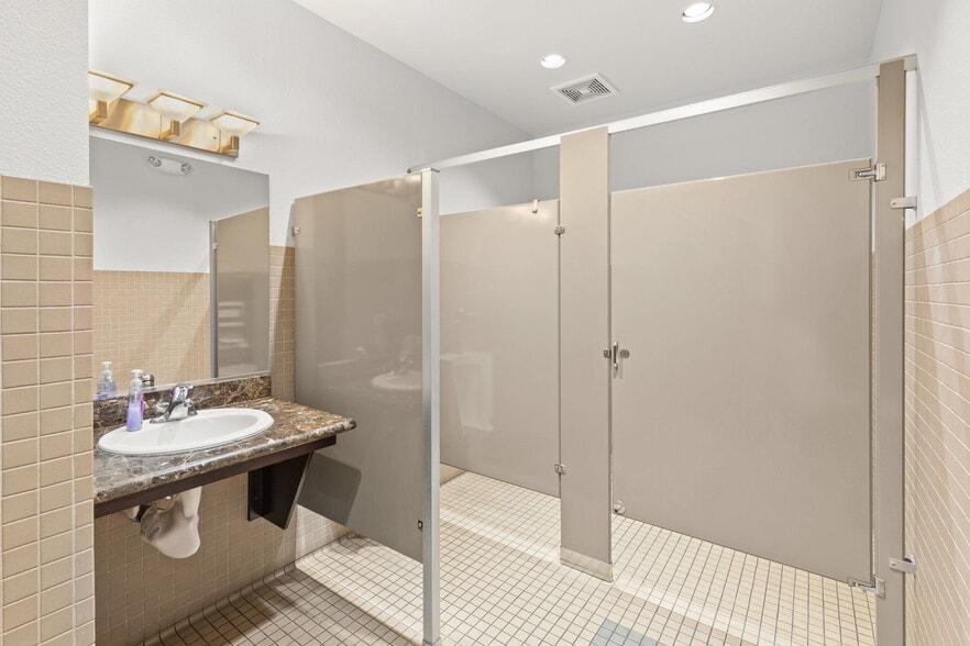 More Photos Of 7830 W Sahara Ave, Las Vegas Office For Sale