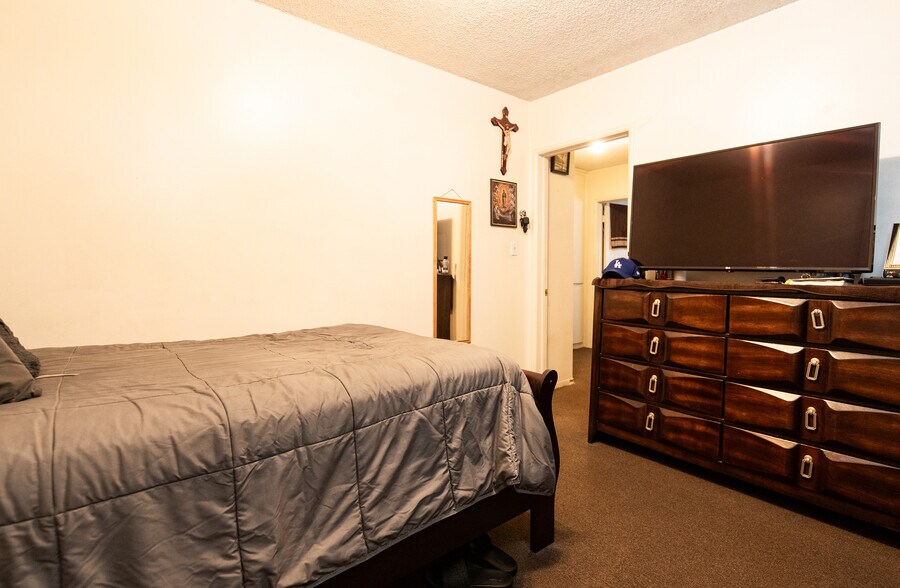 More Photos Of 2100 Bonsallo Ave, Los Angeles Apartments For Sale