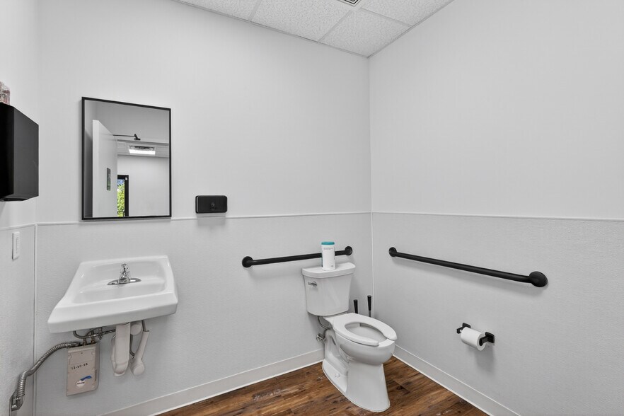 More Photos Of 3606 Explorer Trl, Oakwood Warehouse For Lease