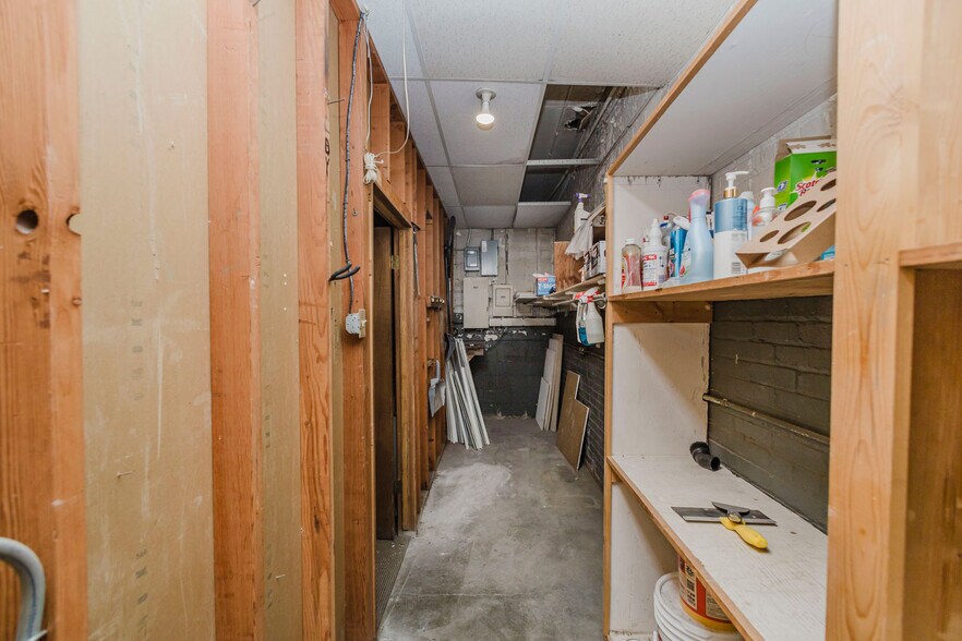 More Photos Of 110 N Poplar St, Hutchinson Warehouse For Sale