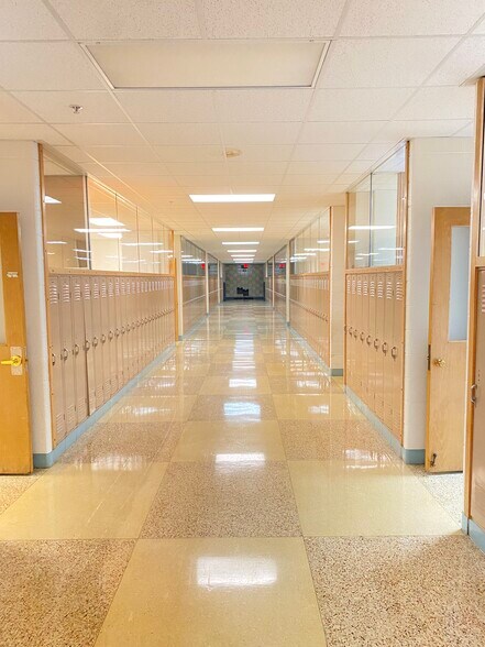 More Photos Of 670 Main Ave, De Pere Schools For Lease