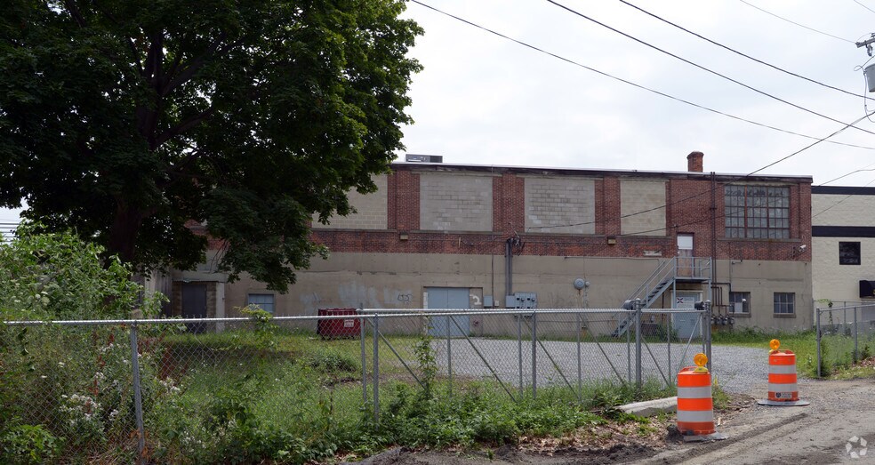 More Photos Of 1070-1072 N Main St, Providence Freestanding For Lease