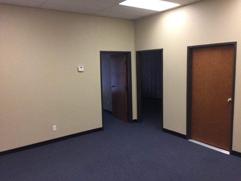 More Photos Of 337 Oaks Trl, Garland Office For Lease