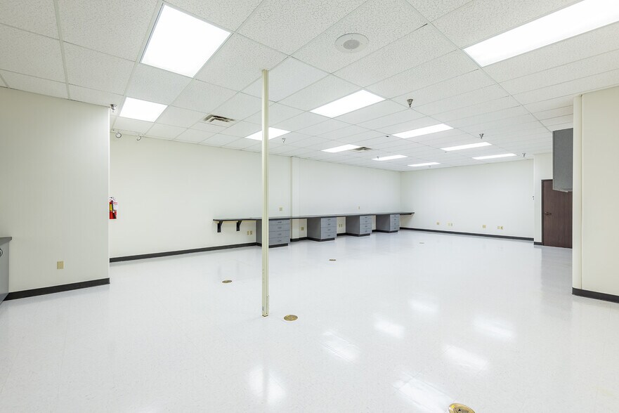 More Photos Of 2223 Eastman Ave, Ventura Manufacturing For Lease