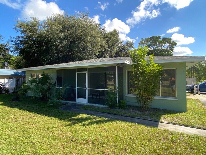 More Photos Of 3111 26th St W, Bradenton Flex For Sale