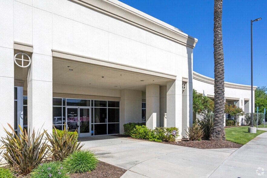 More Photos Of 530 E Herndon Ave, Fresno Office For Sale