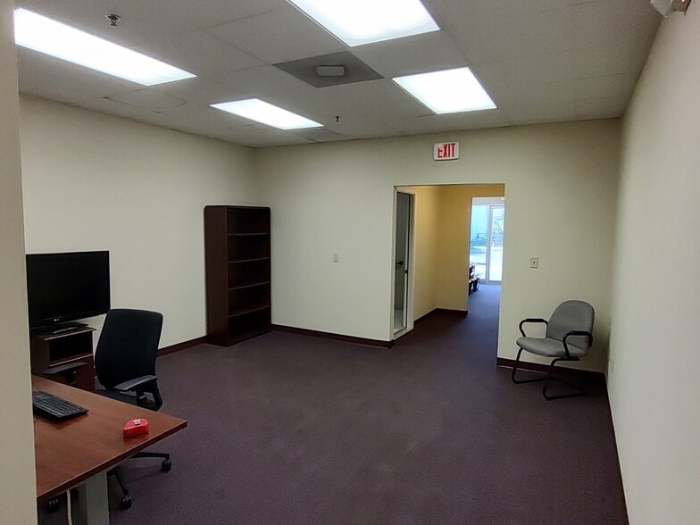 More Photos Of 585 S Birdneck Rd, Virginia Beach Showroom For Lease