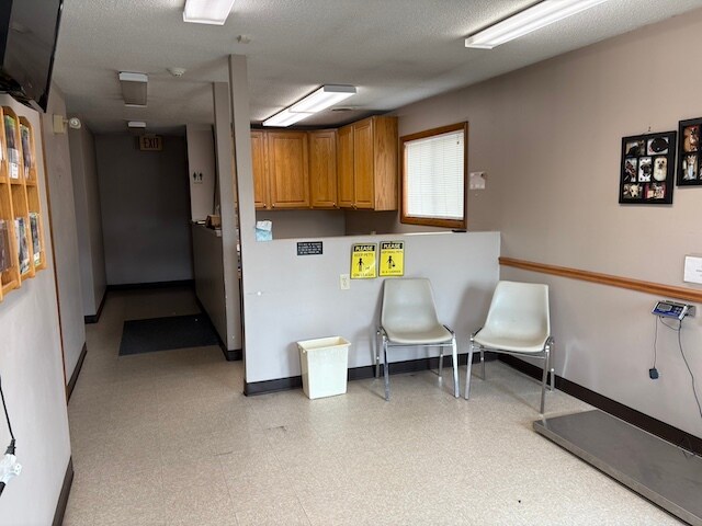 More Photos Of 631 N Pershing St, Energy Veterinarian Kennel For Sale