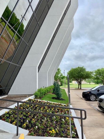 More Photos Of 1800 Teague Dr, Sherman Office For Lease