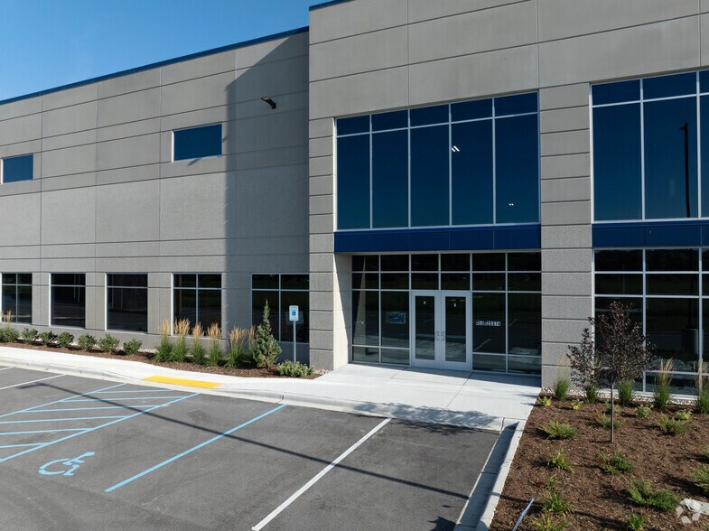 More Photos Of N53W25374 Highlands Court, Sussex Distribution For Lease