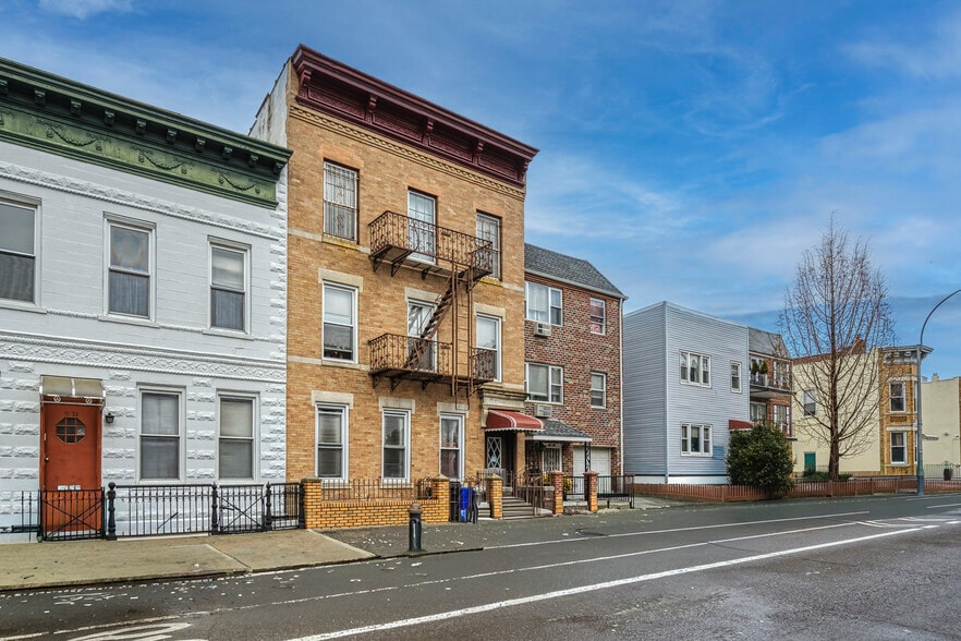 More Photos Of 3172 44th St, Astoria Multifamily For Sale