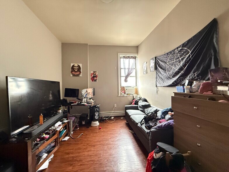 More Photos Of 811 30th St, Union City Storefront Retail Residential For Sale