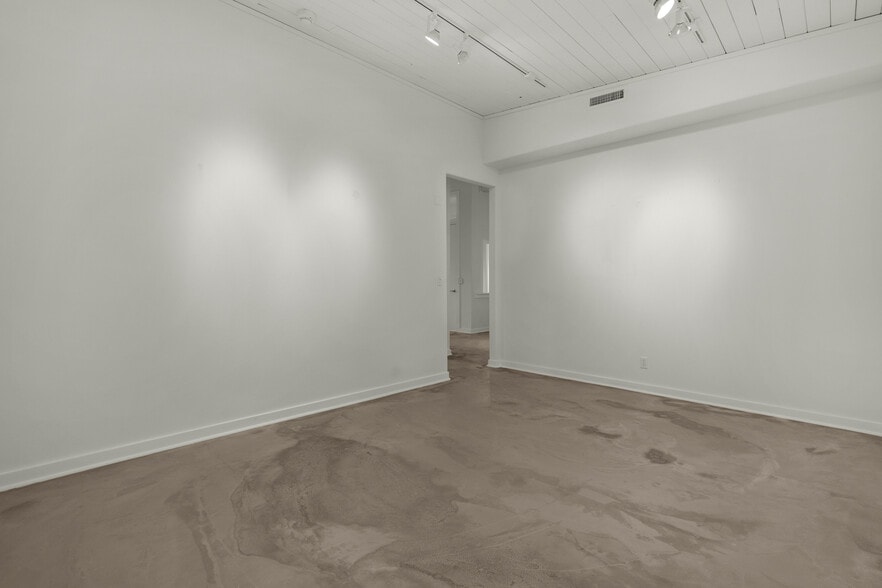 More Photos Of 809 S Holladay Dr, Seaside Showroom For Sale