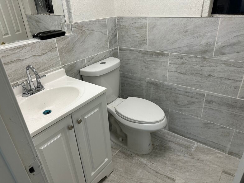 More Photos Of 1667-1671 Anaheim St, Harbor City Storefront Retail Office For Lease