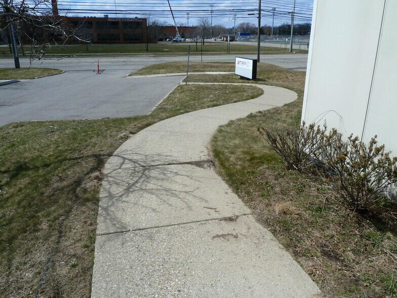 More Photos Of 24724 Lahser Rd, Southfield Office For Sale