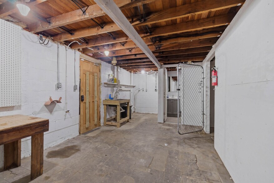 More Photos Of 307 E 23rd St S, Independence Office For Sale