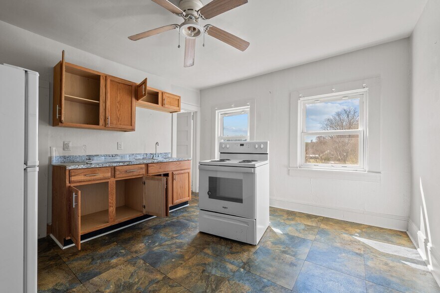 More Photos Of 421 Vine St, Eden Hotel For Sale