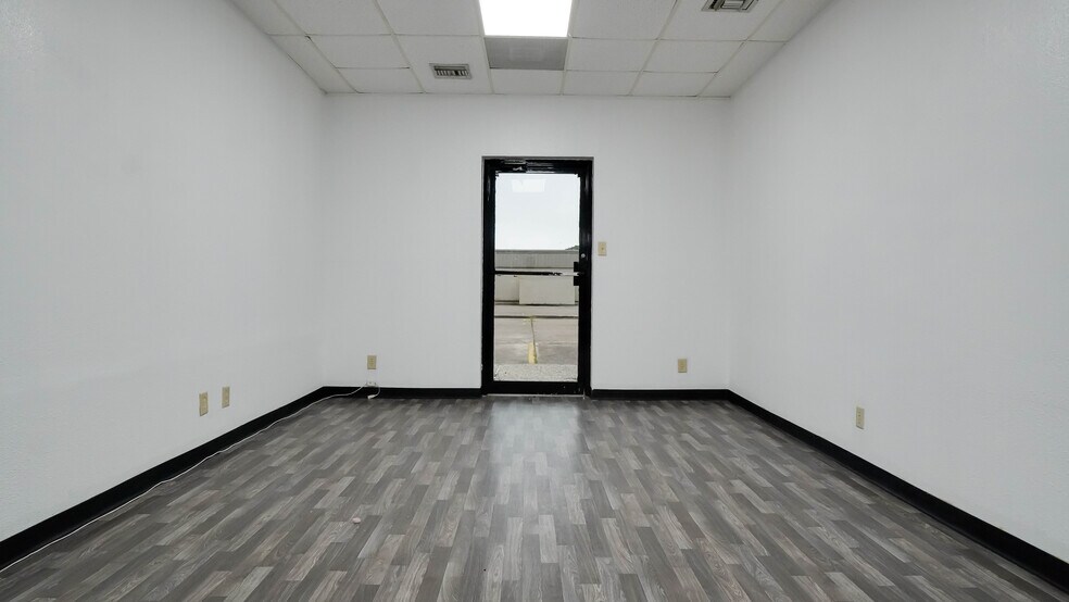 More Photos Of 8700 9th Ave, Port Arthur Office Residential For Lease