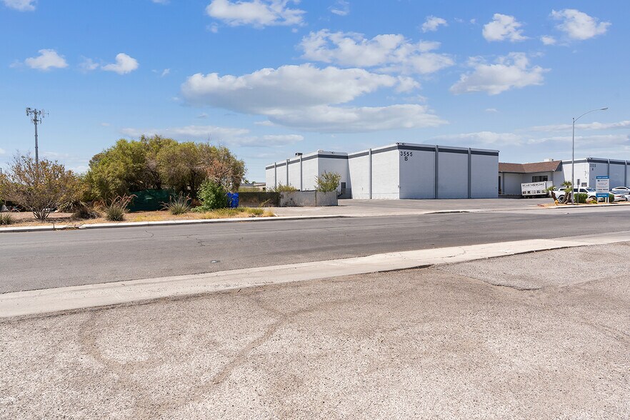 More Photos Of 3555 W Quail Ave, Las Vegas Warehouse For Lease
