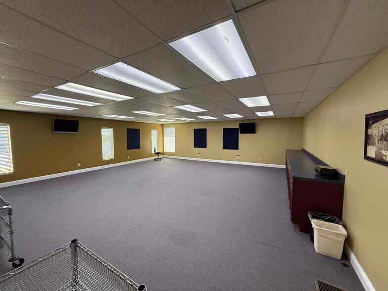 More Photos Of 11717 IL-37, Marion Flex For Sale