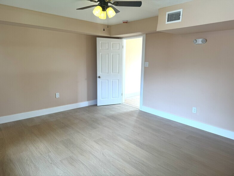 More Photos Of 904 E Moody Blvd, Bunnell Office For Lease