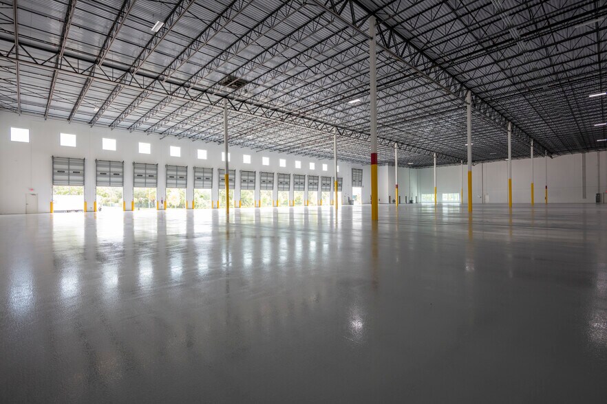 More Photos Of 5402-5424 Hangar Ct, Tampa Distribution For Lease