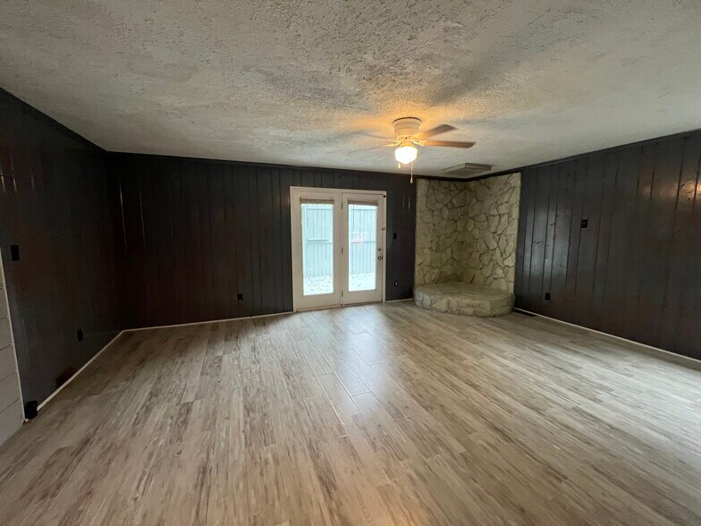 More Photos Of 3900 Miriam Dr, Charlotte Office For Lease