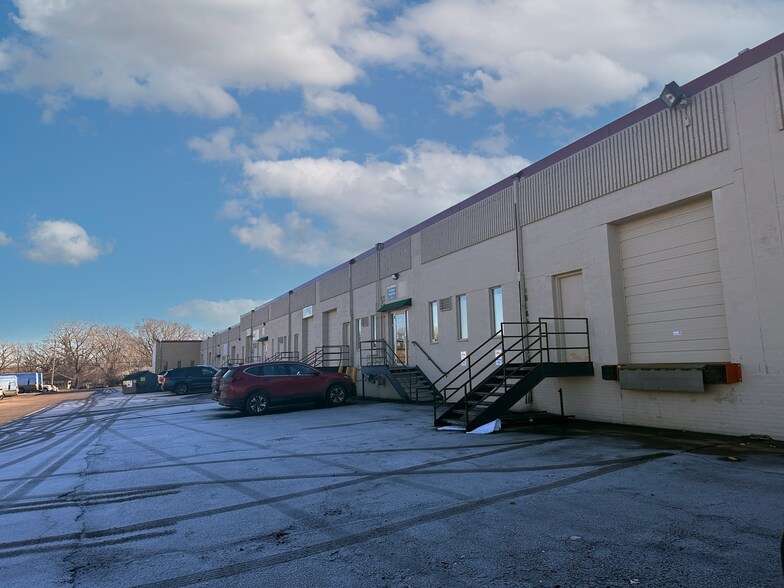 More Photos Of 2579-2605 N Fairview Ave N, Roseville Warehouse For Lease