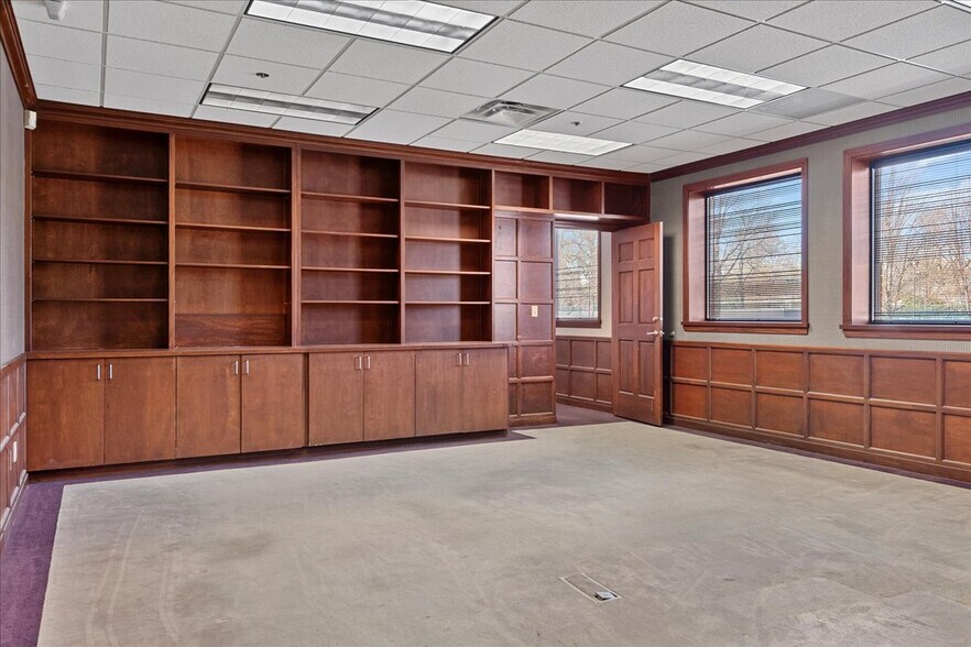 More Photos Of 740 E Ash St, Springfield Office For Lease