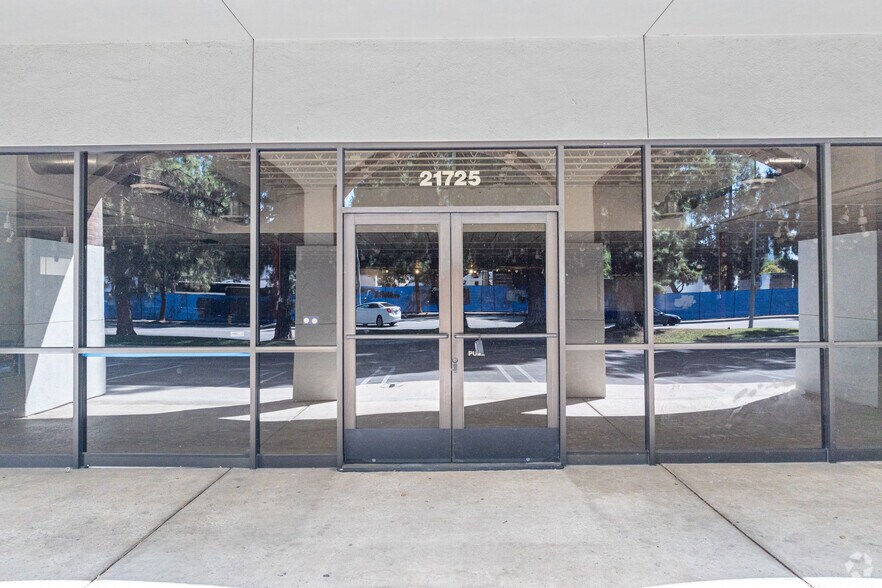 More Photos Of 21725 Erwin St, Woodland Hills Storefront Retail Office For Sale