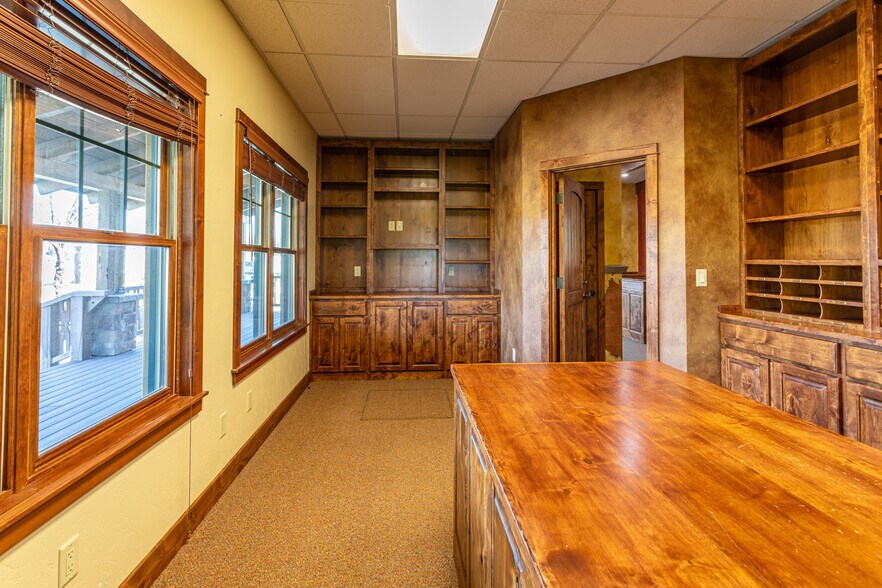 More Photos Of 3334 Dvn Ln, Darby Office For Sale